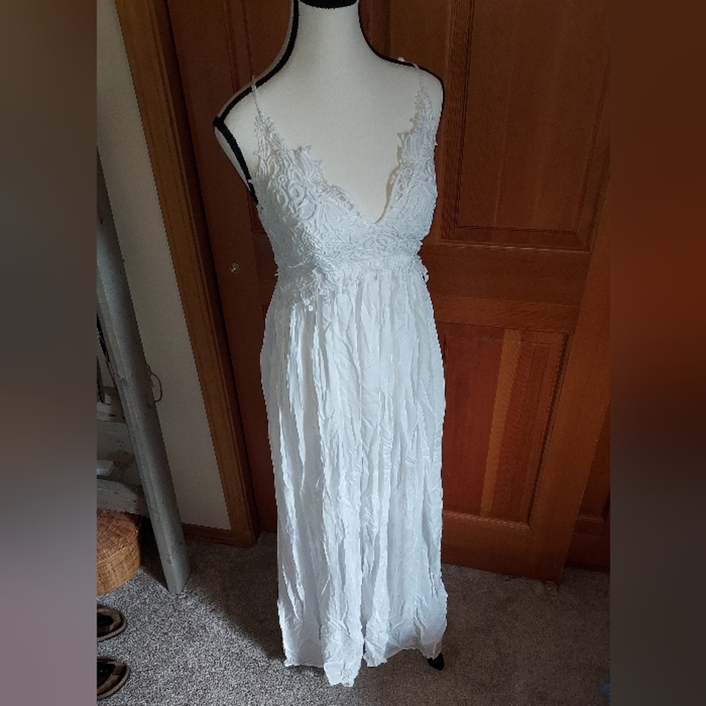 Blue Buttercup NWT White Maxi Boho Lace Dress. Tie Straps Size S